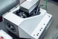 高固有振動を高め緩衝材で振動を抑えます。