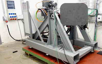 動的傾斜テストベンチの写真。