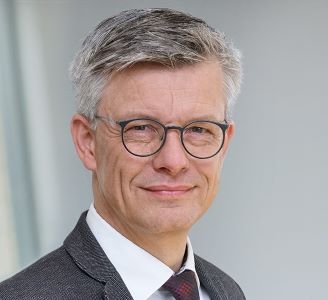 ATESTEOのCEO/COO/社長　ティム・ヴィラースの写真。